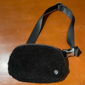 lululemon black sherpa belt bag